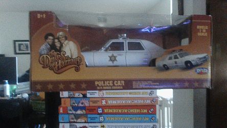 JOYRIDE 1:18 DUKES OF HAZZARD 1974 DODGE MONACO SHERIFF POLICE CAR - OPEN BOX, ONE TIRE DETACHED