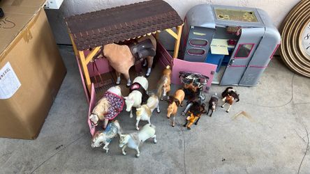 Barn and trailer and horses for kids