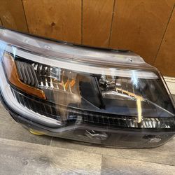 2018 Ford Explorer Right headlight xenon