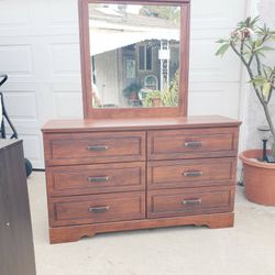 Dresser With Mirror 