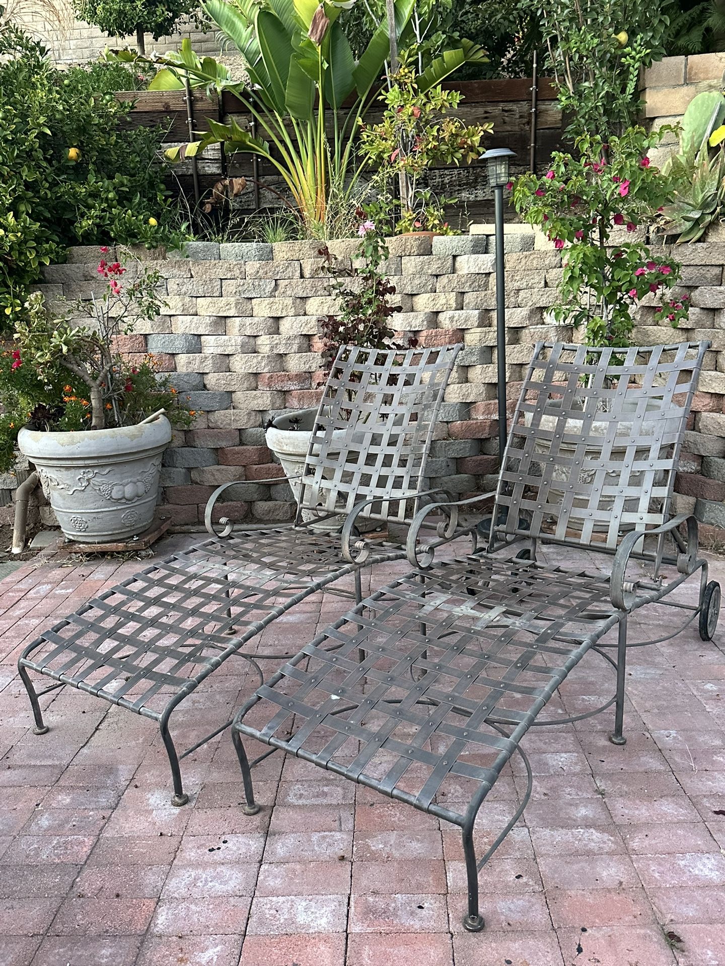 2 Ow. Lee Lounge Chairs Vintage Patio Furniture.