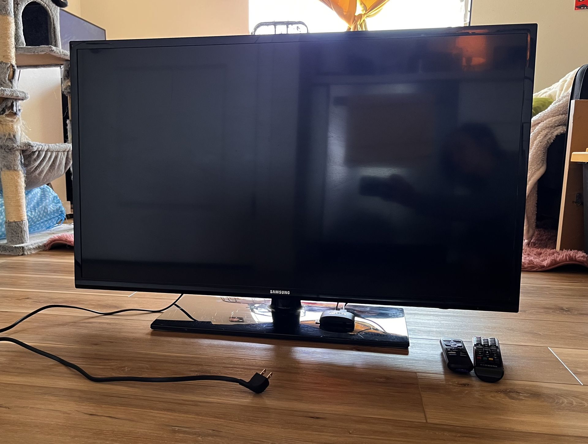 Samsung 40” LED 1080p HD Flatscreen TV + Roku & remotes.