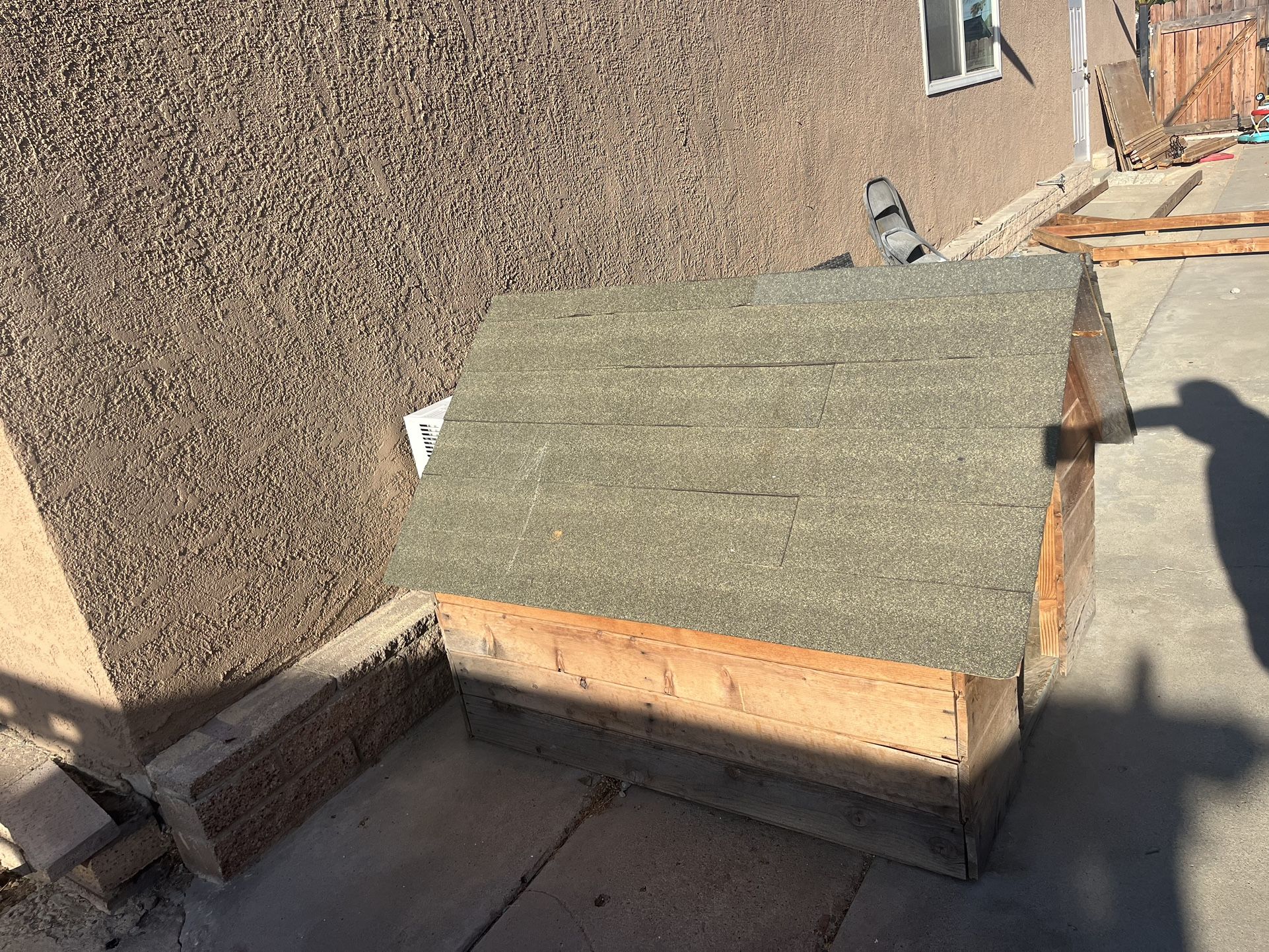 Very Large Dog House With AC Stand for Sale in Bakersfield, CA OfferUp