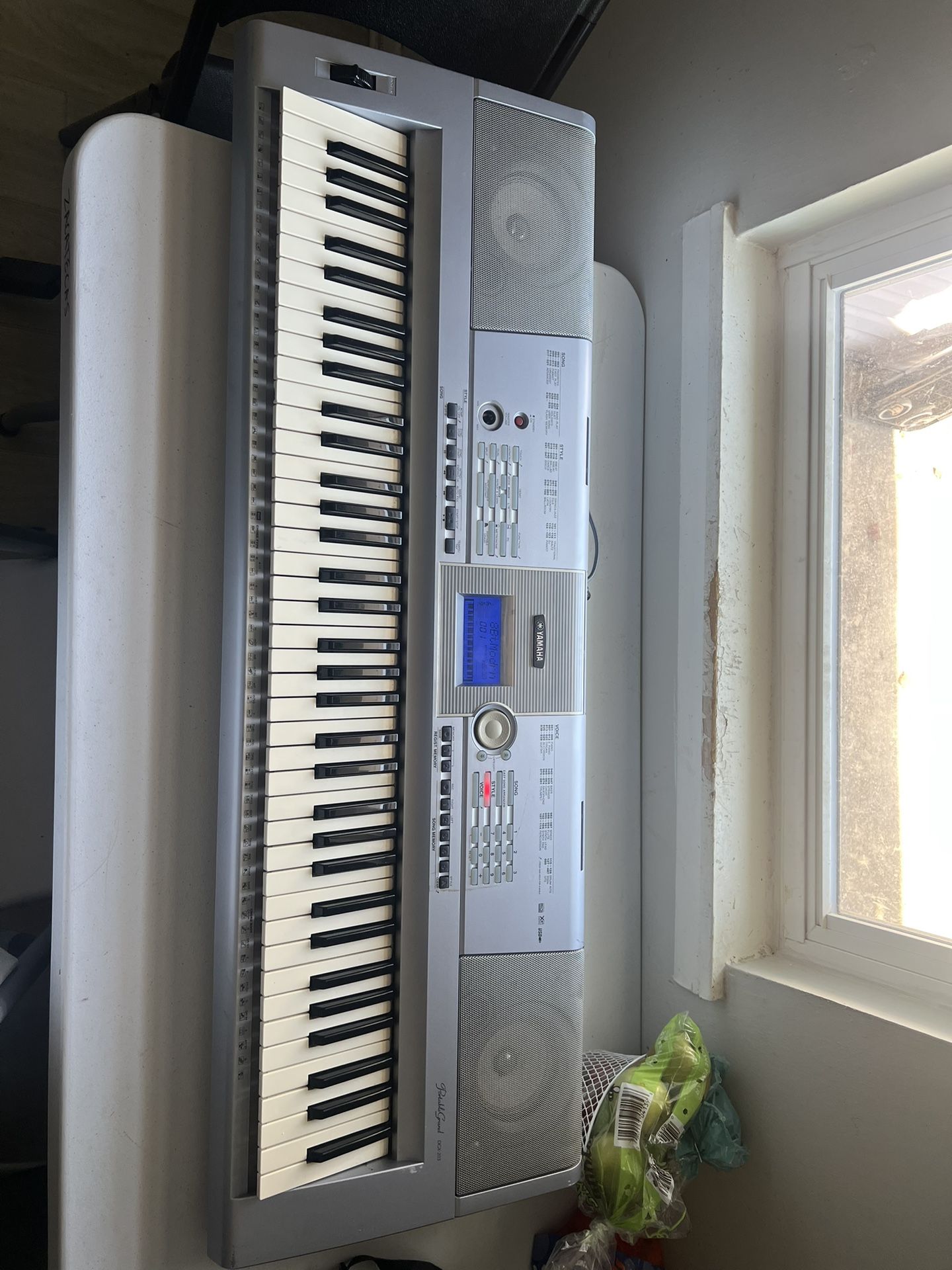 Yamaha Portable Grand Piano DGX-203 Piano Electronic Keyboard 76 Key 01050