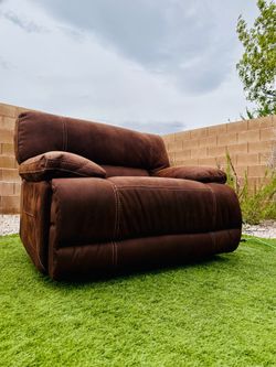 BEAUTIFUL POWER RECLINER GENTLY USED 👌🏻 CLEAN ( FREE DELIVERY 🚚 FIRST FLOOR )