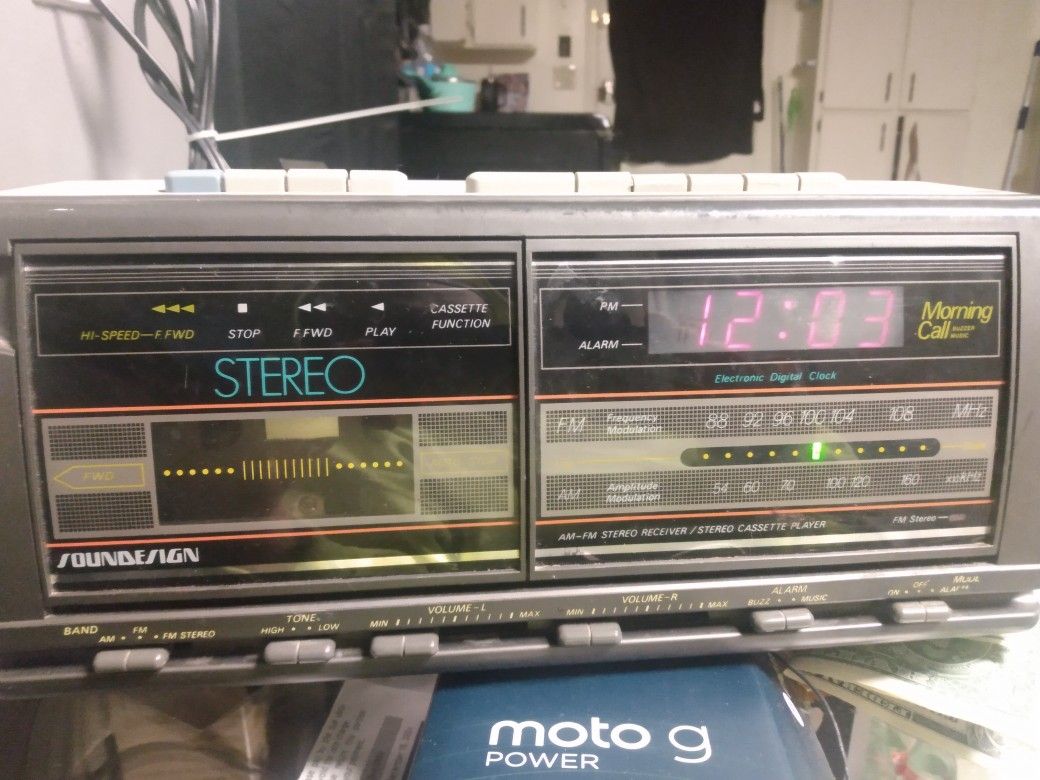 Vintage Sound Design AM/FM CASSETTE PLAYER ALARM CLOCK RADIO 