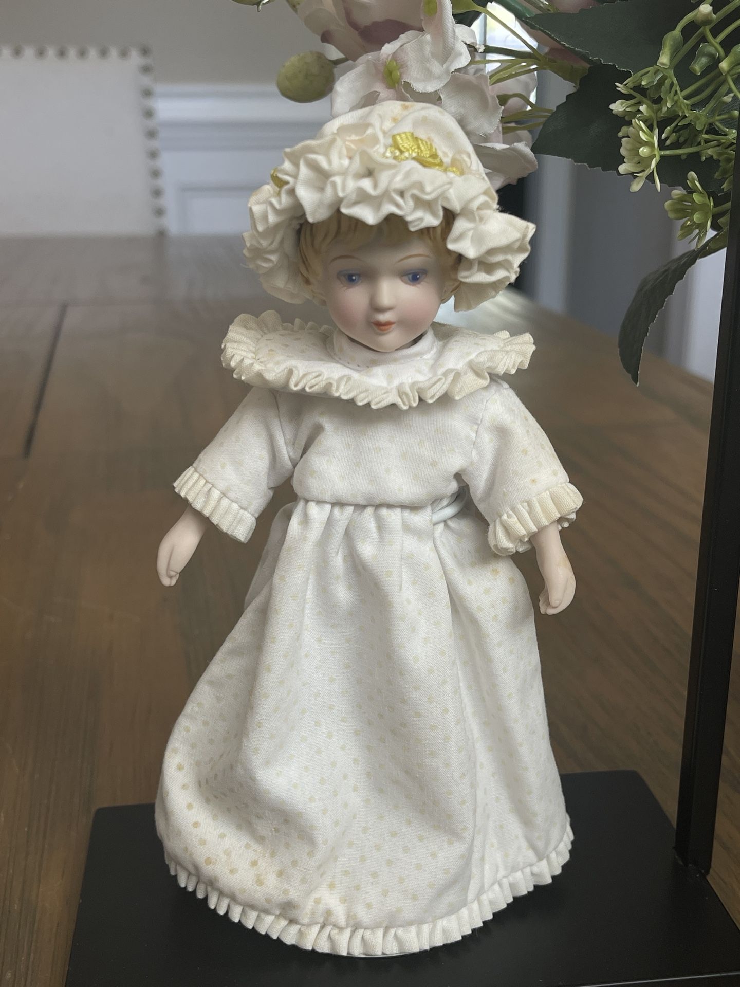  Vintage Porcelain Doll 7” 1985 Avon Dress Hat Stand Collectible