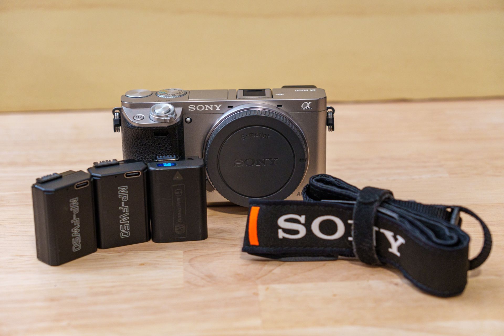 Silver Sony A6000 + 3 Batteries + Strap