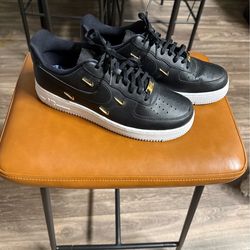 Nike Air Force 1 ‘07 Black w gold