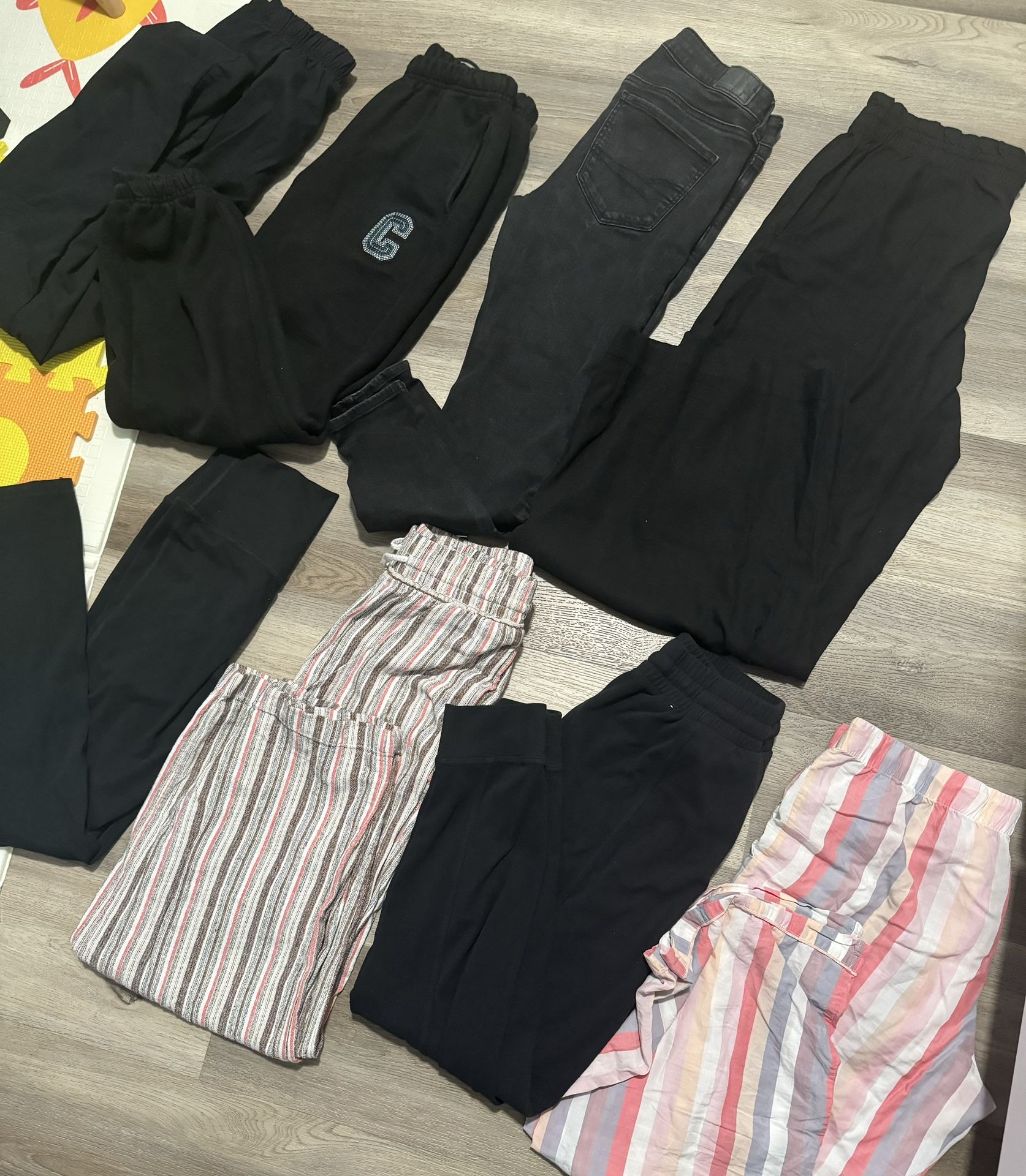 8 Women’s Pants – Size M Clothes