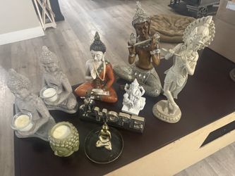 Multiple Buddha statues