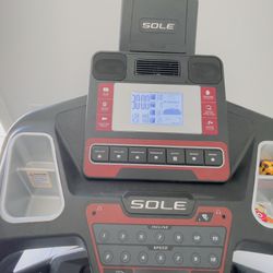 Treadmill SOLE F63