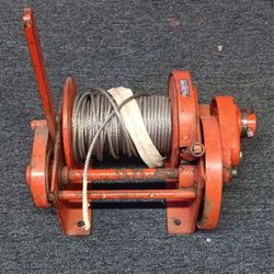 THERN Manual Winch
2,000 lb Capacity
You can use any metal bar as a handle,
or you can also attach a motor.