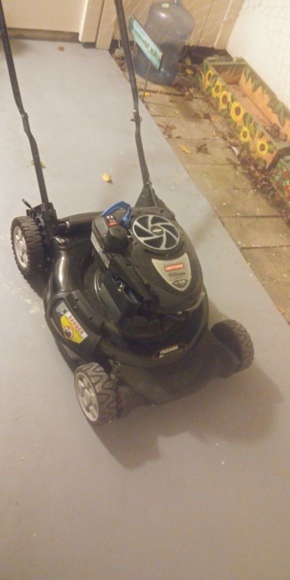 Craftsman gas powered lawn mower in great condition