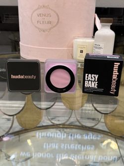 HUDA BEAUTY Easy Bake Blurring Loose Baking & Setting Powder