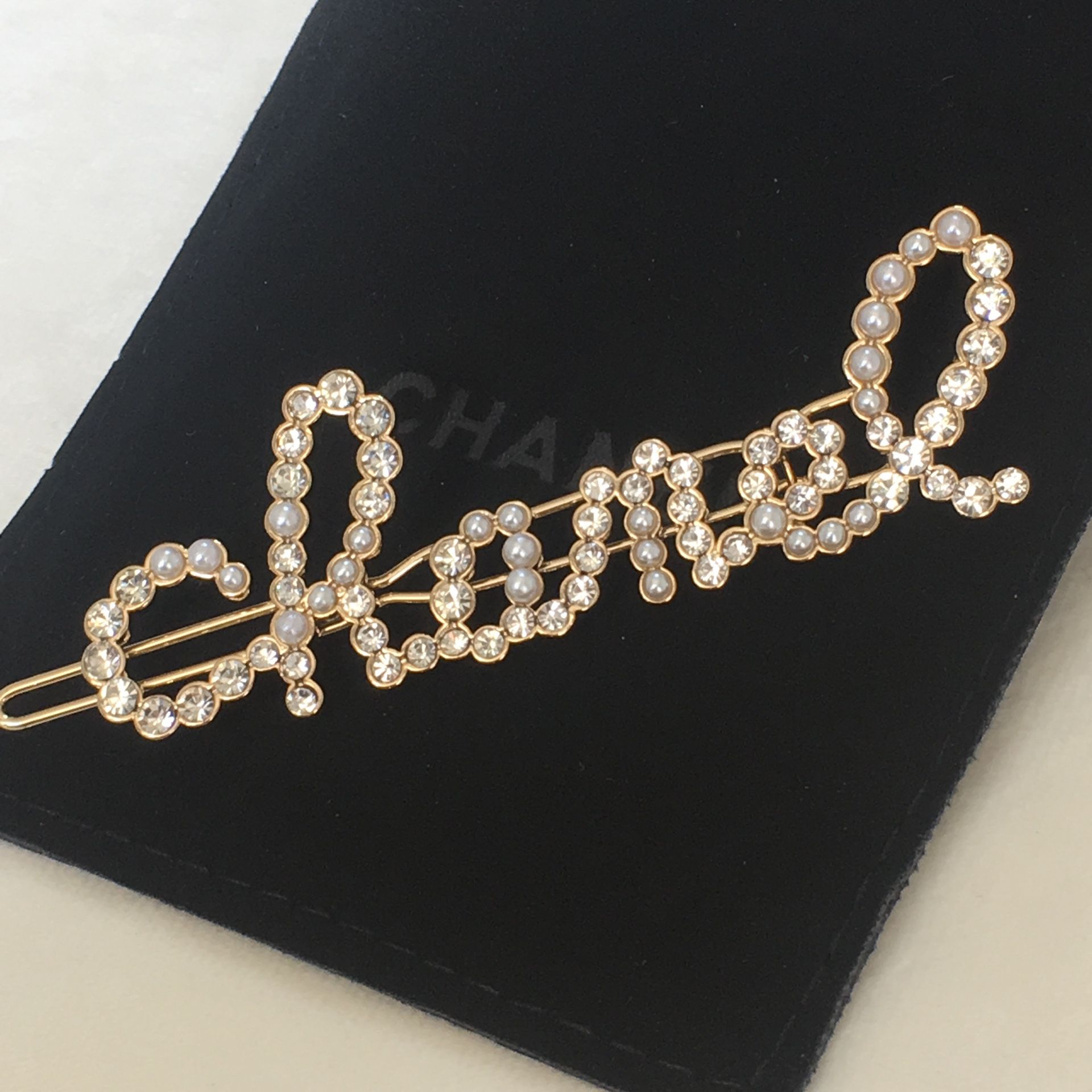 Chanel pearl hair clip with diamonds for Sale in Quartz Hill, CA - OfferUp
