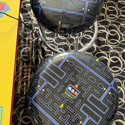 Pac-Man Console Game With 2 Pac-Man Logo Chairs
