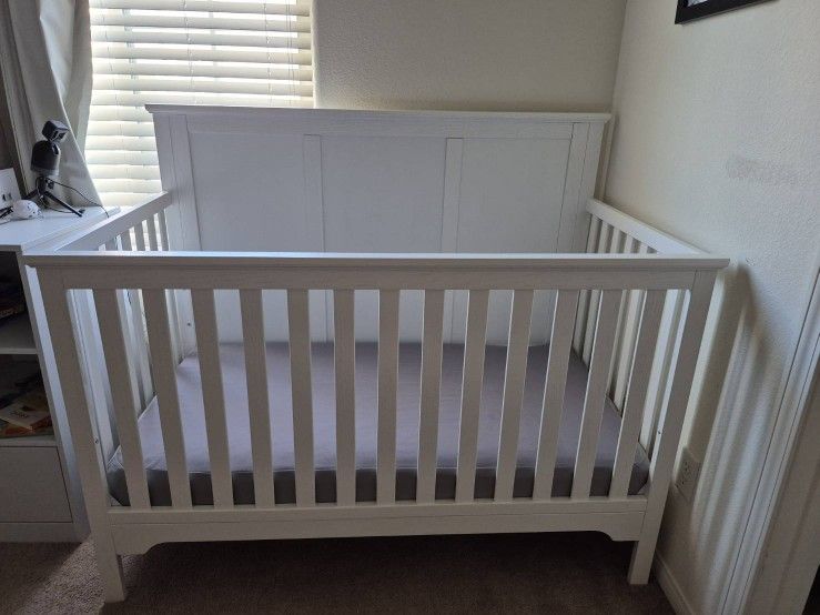 Delta Crib with Mattress and Mattress Protector