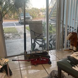 Two Floor Idrauli Jack Lifted One Is3 Tons The Oters  One An 1/2  Tons 