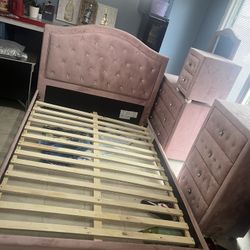 Zohar Pink Upholstered Panel Bedroom Set 