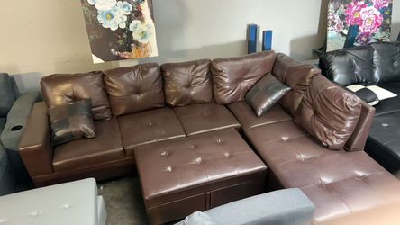 BRAND NEW SECTIONAL COUCH WITH OTTOMAN INCLUDED