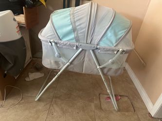 Traveling bassinet