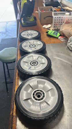Four new lawn boy lawnmower, Wheels