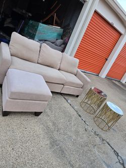 Sala Pequeña Con SU 2 M ESi TAS Muy Bonitas