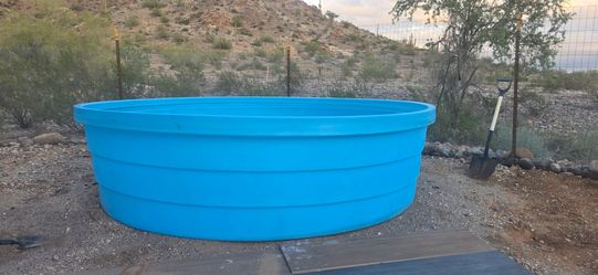 Poly stock tank pool and pump (9' x 28")