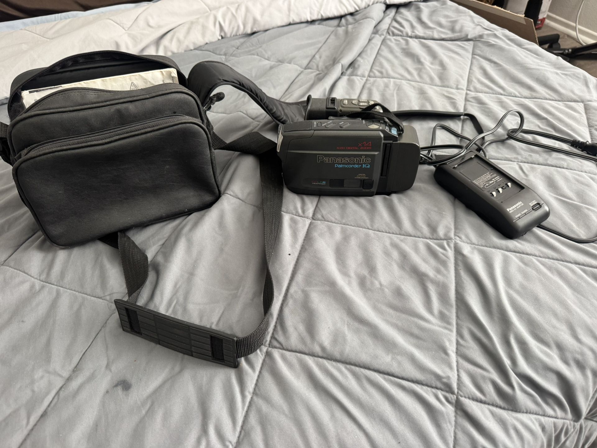  Panasonic Palmcorder IQ PV-IQ504A  Bundle w Bag Charger Manual Cords Mint