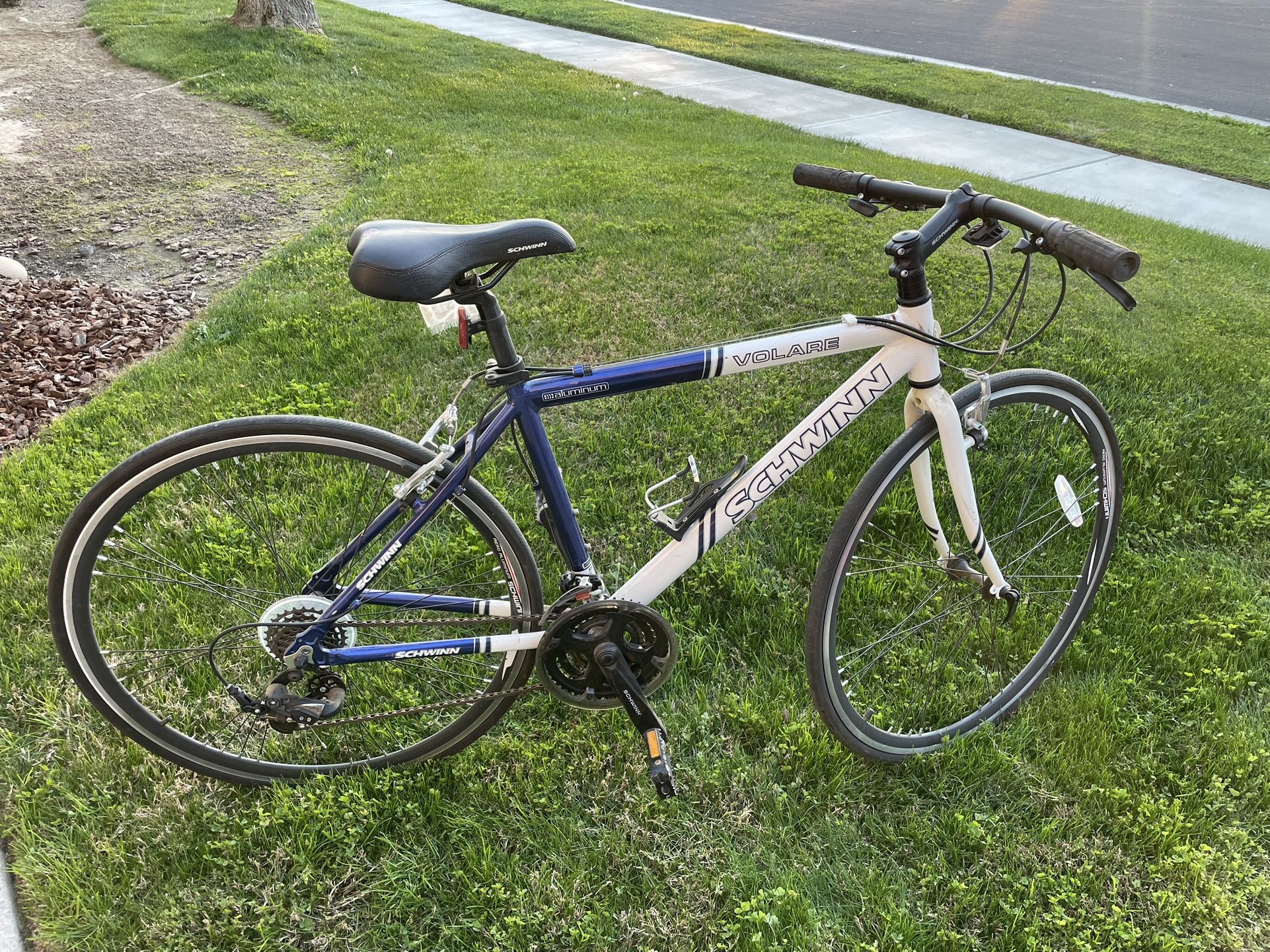 Schwinn Volare Hybrid Men’s Road Bike