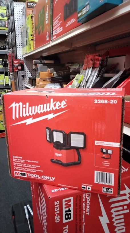 MILWAUKEE DUAL POWER TRIPLE - PANEL FLOOD LIGHT (TOOL ONLY)