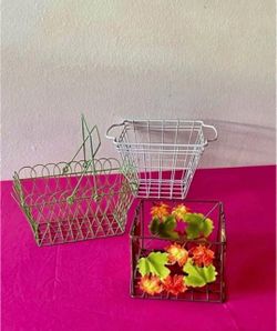 Metal mesh storage basket