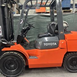 Forklift Toyota All Terrain 8000 Lbs Capacity