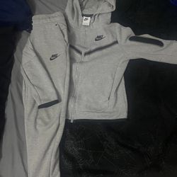 Grey Nike Tech (kids)