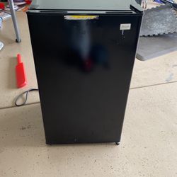 Food And Beverage Mini Fridge In Great Condition
