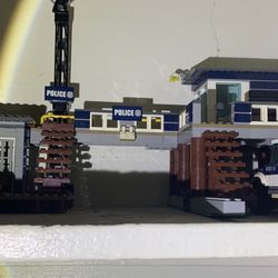 Legos ,Police Station And Boat And Suv And Police Cars And Police Men 