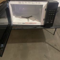 Whirlpool 20.93 in. Electric Countertop Microwave in Black with 0.7 cu. ft. Capacity 