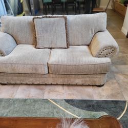 LIVING ROOM SET – TRADITIONAL SOFAS & CHAIR