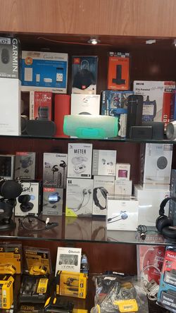 BLUETOOTH SPEAKERS *** HEADPHONES ** EARPODDS*** ELECTRONICS **FOR SALE *** DIFFERENT PRICES ***