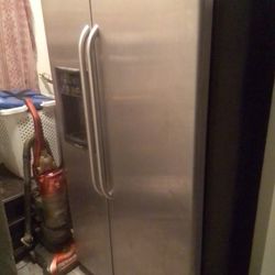 GE Stainless Steel Side By Side Refrigerator Freezer And Ice Maker Water Dispenser