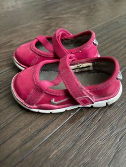 Nike infant Mary Jane style shoes featuring a vibrant pink patent finish Sz 4C