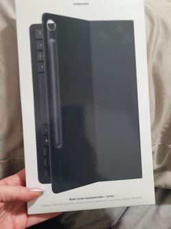 Samsung Book Cover Keyboard Slim, featuring a black design and an AI key.