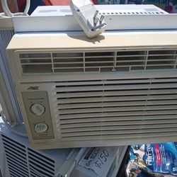 Window AC Unit For A Small Room Yes Blows Cold Air