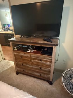 Rustic Farmhouse 4-Drawer Dresser - Distressed Wood