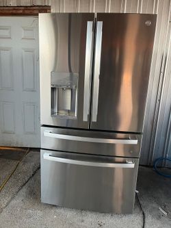 GE Profile Refrigerator / Refrigerador