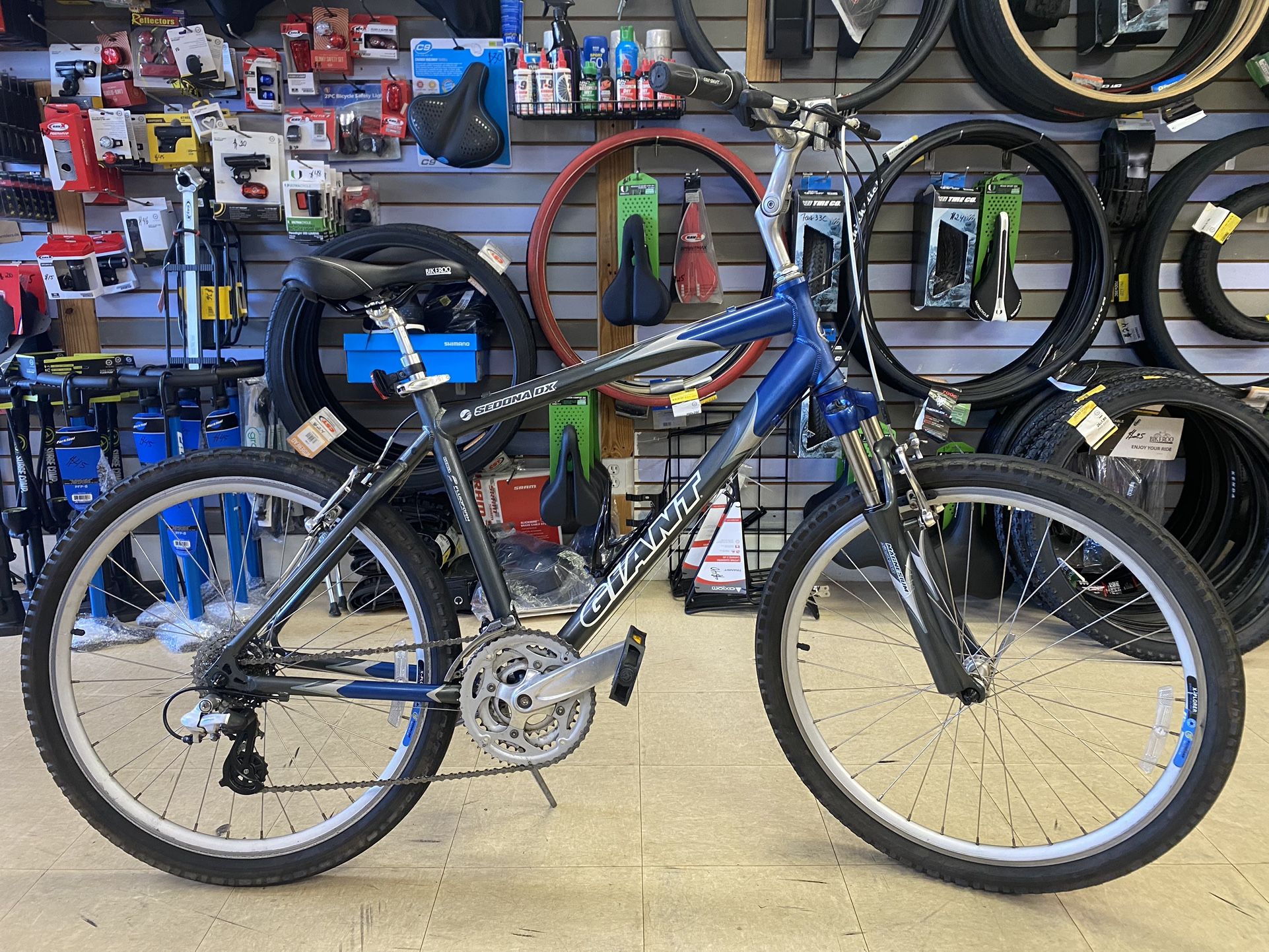 Giant Sedona DX, Aluminum Frame Size 19”, Tire Size 26X1.95, 24 Speeds Shimano Acera, Free Delivery