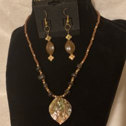 15” Brown & Gold Beaded Necklace With Pendant And Matching Dangling Earrings 