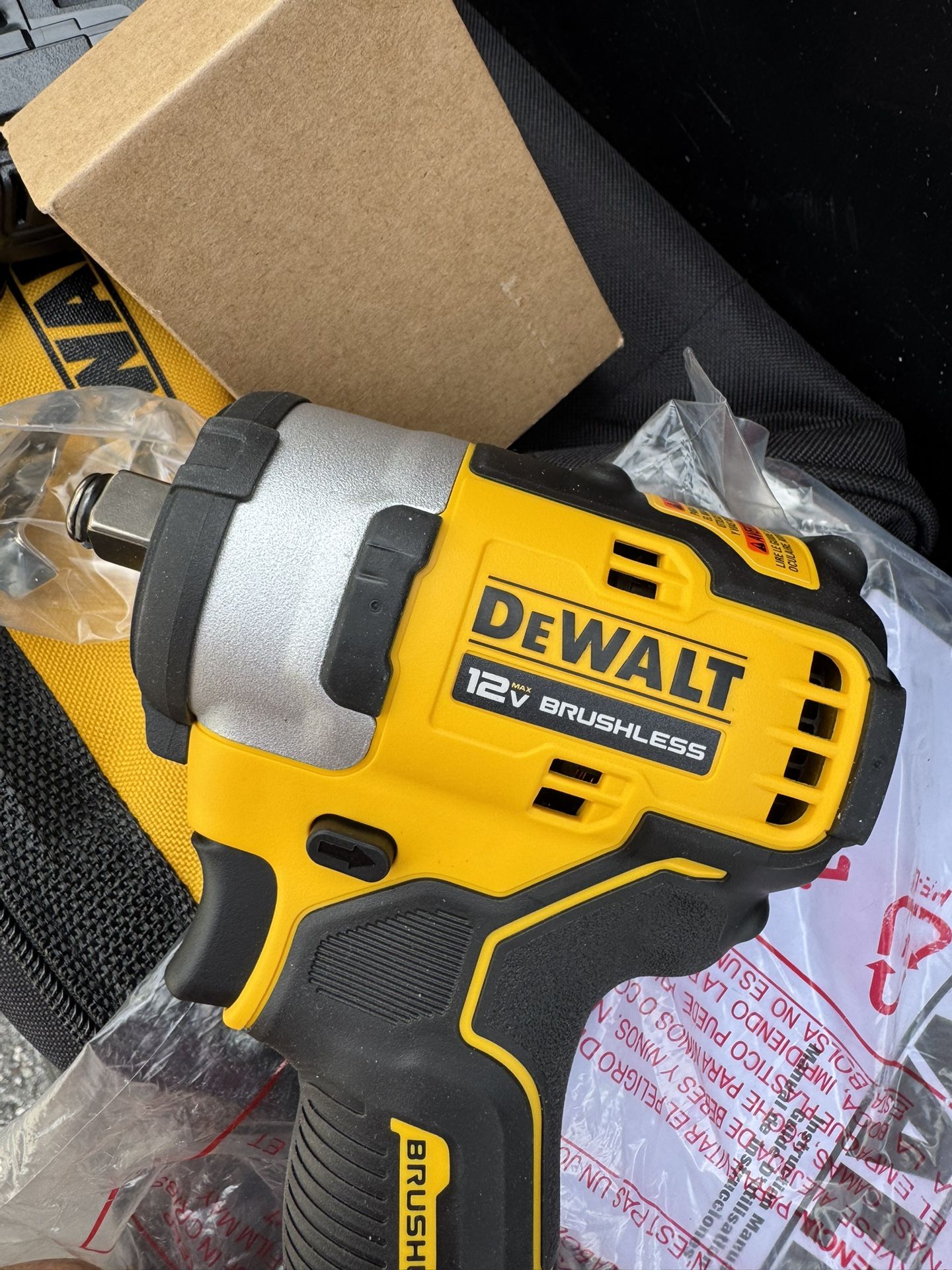 Dewalt 1/2 Impact Wrench Kit. Comes With 3.0Ah Battery & Charger & Storage Bag