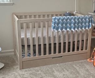Adjustable Crib with Drawer & mattress